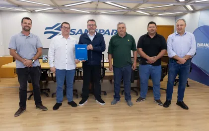 O diretor-presidente da Sanepar, Wilson Bley, e o prefeito da Lapa, Diego Ribas, seguram o documento que prevê obras para ampliar o abastecimento de água em comunidades rurais da cidade.