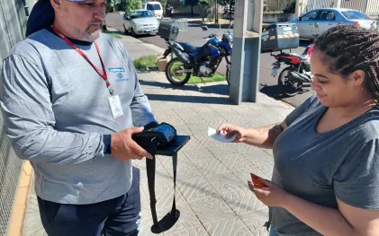 Agente de campo da Sanepar recebe o pagamento de débitos vencidos 