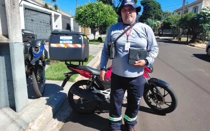 Agente de campo da Sanepar recebe o pagamento de débitos vencidos 