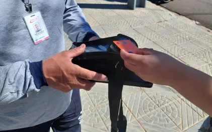 Agente de campo da Sanepar recebe o pagamento de débitos vencidos 