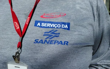 Agente de campo da Sanepar recebe o pagamento de débitos vencidos 