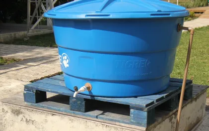 imagem mostra uma caixa d'água