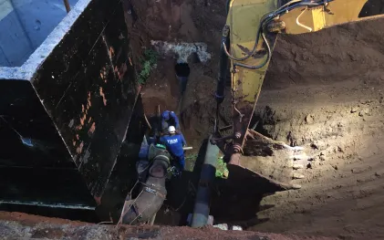 trabalhadores em obra de ampliação de tubulação de água