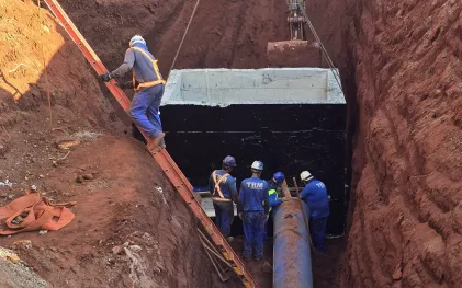 trabalhadores em obra de ampliação de tubulação de água
