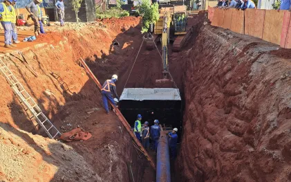 trabalhadores em obra de ampliação de tubulação de água