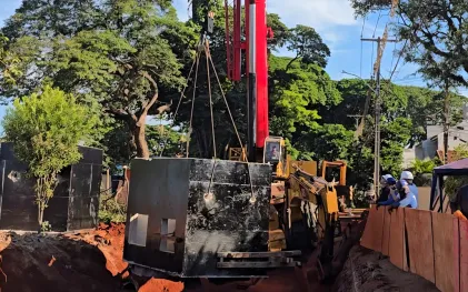 trabalhadores em obra de ampliação de tubulação de água