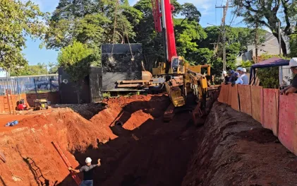 trabalhadores em obra de ampliação de tubulação de água