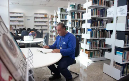 Antônio Carlos dos Santos, funcionário da Sanepar, nos corredores da biblioteca da Companhia