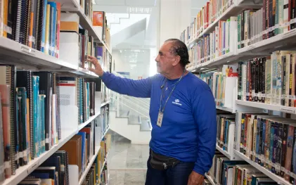 Antônio Carlos dos Santos, funcionário da Sanepar, nos corredores da biblioteca da Companhia