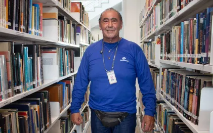Antônio Carlos dos Santos, funcionário da Sanepar, nos corredores da biblioteca da Companhia