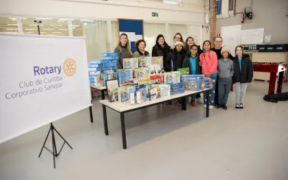 Rotary Corporativo Sanepar entrega kits pedagógicos na Escola Municipal Irmãos Rebouças