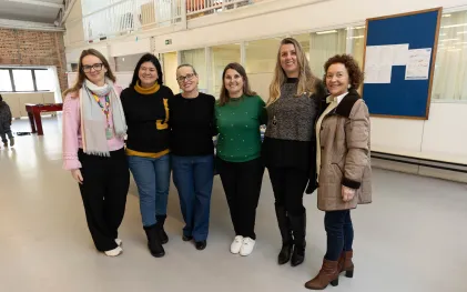 Gislaine Ceschim, empregada da Companhia e presidente do Rotary Corporativo da Sanepar, fez a entrega dos materiais pedagógicos para a equipe da Escola Municipal Irmãos Rebouças