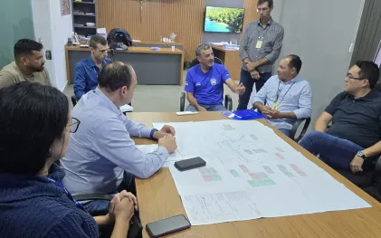 autoridades sentadas em reunião no gabinete do prefeito