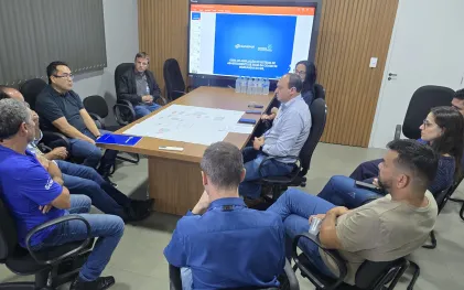 autoridades sentadas em reunião no gabinete do prefeito