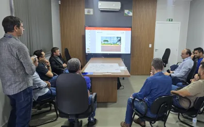 autoridades sentadas em reunião no gabinete do prefeito