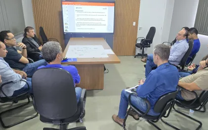 autoridades sentadas em reunião no gabinete do prefeito