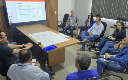 autoridades sentadas em reunião no gabinete do prefeito