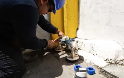 hidrômetro da Sanepar sendo desmontado por um técnico para manutenção 