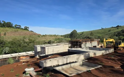 estruturas de concreto em obra de estação de esgoto