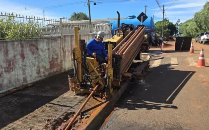 maquina fazendo cravação de tubos na calçada, enterrando, diretamente no subsolo
