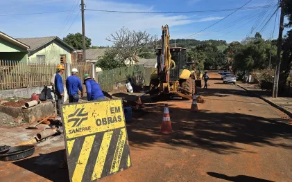 trabalhadores na rua, com maquinários, fazendo obra de implantação de rede