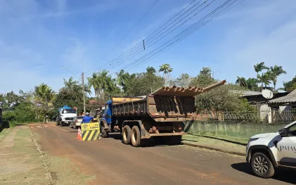 maquinários da obra de implantação de rede na rua