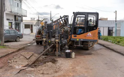 Máquina realizando obra não-destrutiva em rua