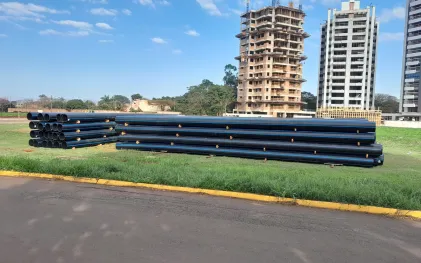 dispostos num gramado estão tubos de água em PEAD - 400 mm