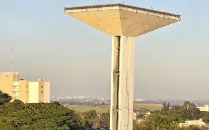 estrutura de alvenaria elevada que faz reservação de água e é cartão postal de rolandia