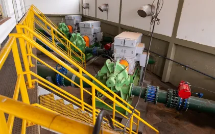 equipamentos e bombas de uma unidade operacional
