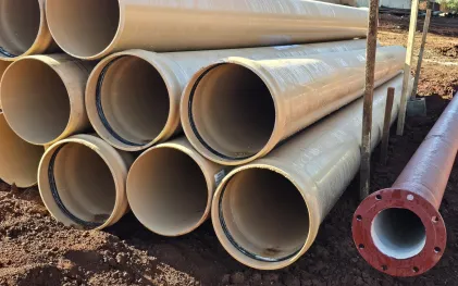 tubulações de esgoto na cor marrom empilhadas