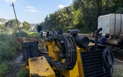 Máquina trabalhando em tubulação de obra