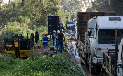 Funcionários trabalhando em obra da Sanepar