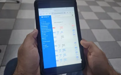 tablet nas mãos de um gestor com plataforma de monitoramento operacional
