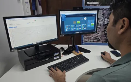 gestor visualiza telas do sistema de monitoramento operacional no computador de mesa