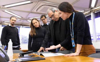 Na imagem, empregados da Sanepar e representantes do consórcio contratado para realizar os estudos e análises que resultaram no Plano de Descarbonização entregam uma versão impressa do documento ao diretor-presidente da Sanepar, Wilson Bley. 