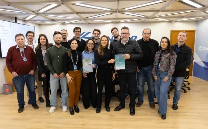 Na imagem, empregados da Sanepar e representantes do consórcio contratado para realizar os estudos e análises que resultaram no Plano de Descarbonização entregam uma versão impressa do documento ao diretor-presidente da Sanepar, Wilson Bley.