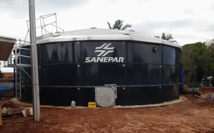 obra de um reservatório metálico azul com a logomarca da sanepar branca