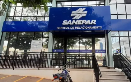 fachada de prédio com sinalização azul e logomarca da sanepar em branco
