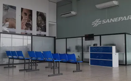 um amplo salão com cadeiras de espera da nova central da sanepar na rua bahia