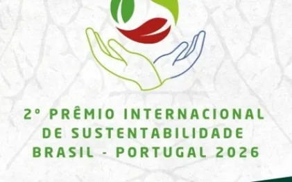 Selo do 2º Prêmio Internacional de Sustentabilidade Brasil - Portugal 2026, com ilustração de duas mãos abertas sustentando uma esfera formada por folhas coloridas.