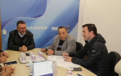 O prefeito Fabio Machiavelli, da cidade de Antônio Olinto, assina o termo de parceria do Programa Sanepar Rural ao lado do diretor-presidente da Companhia, Wilson Bley, e do deputado Hussein Bakri.
