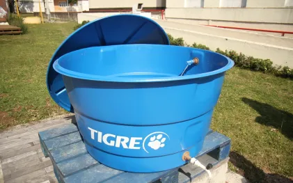 imagem mostra uma caixa d"água