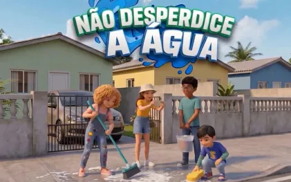 Quatro crianças em estilo animação 3D estão reunidas em uma calçada em frente a casas residenciais. À esquerda, uma menina loira de cabelo cacheado usa uma vassoura para limpar o chão ensaboado. Ao lado dela, outra menina de chapéu e camiseta amarela usa um celular para filmar a ação. Um menino negro de óculos segura um balde com água reaproveitada, enquanto um menino menor, ajoelhado à direita, limpa o chão com uma esponja amarela