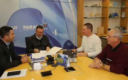 O prefeito Mario Weber, de Campo Bonito, assina os termos da parceria do Programa Sanepar Rural ao lado do diretor-presidente da Companhia, Wilson Bley.