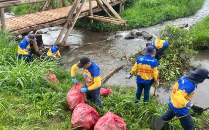 Equipe de voluntários da Sanepar limpando rios no Paraná