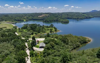 Vista aérea da Represa Piraquara I, onde também está localizado o Centro de Educação Ambiental Mananciais da Serra.