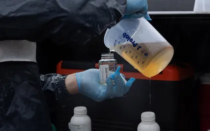 Equipe da Sanepar realiza coleta de amostras de mananciais no Litoral do Paraná