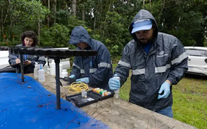 Equipe da Sanepar realiza coleta de amostras de mananciais no Litoral do Paraná