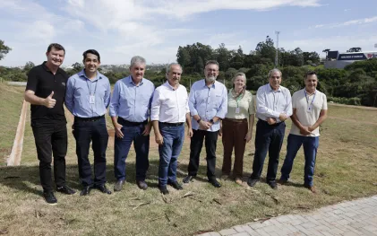 Autoridades no terreno no bairro Cascavel Velho